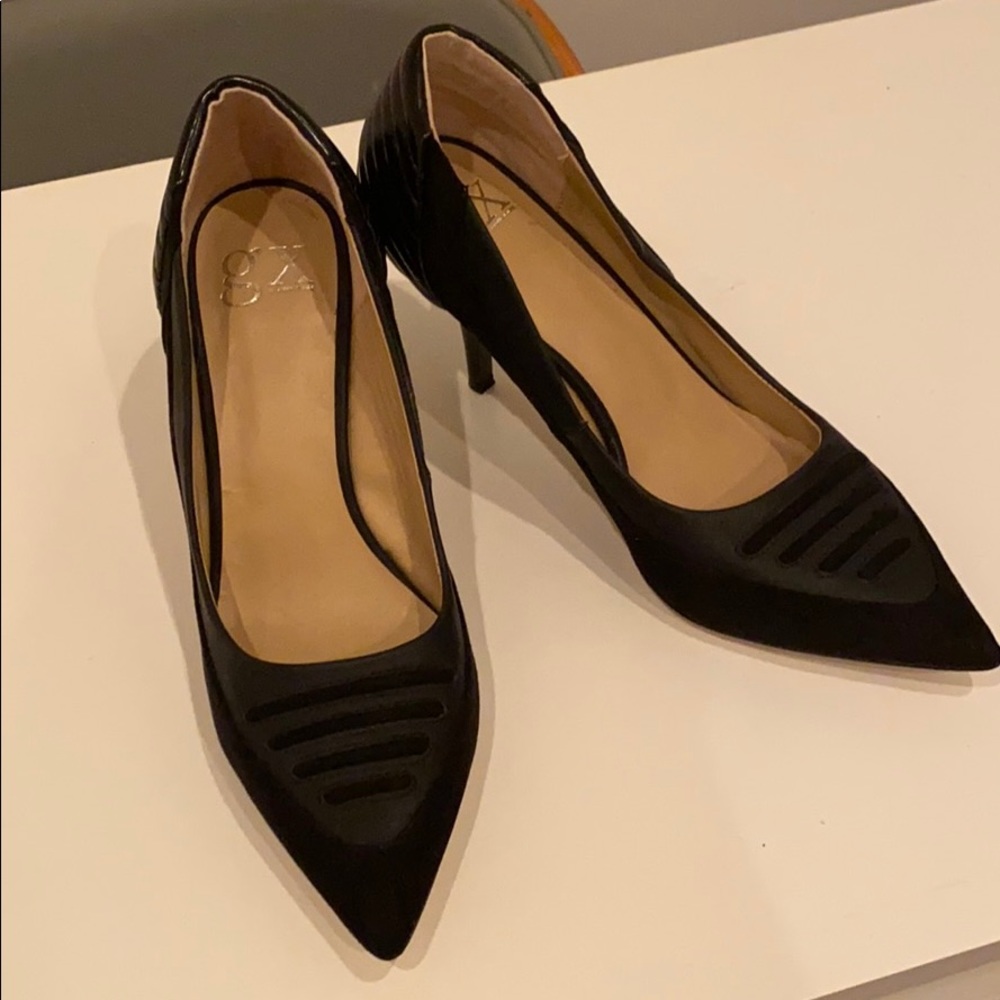 Black pumps